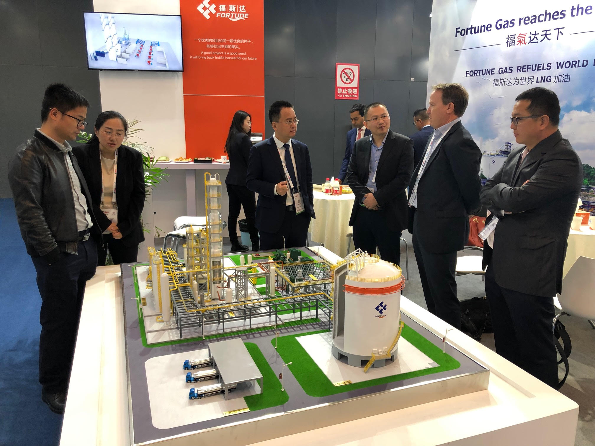 Managing Director Bruce Marriott and Chairman and majority shareholder Yuzheng Xie at the world's largest LNG conference, LNG 19 in Shanghai.